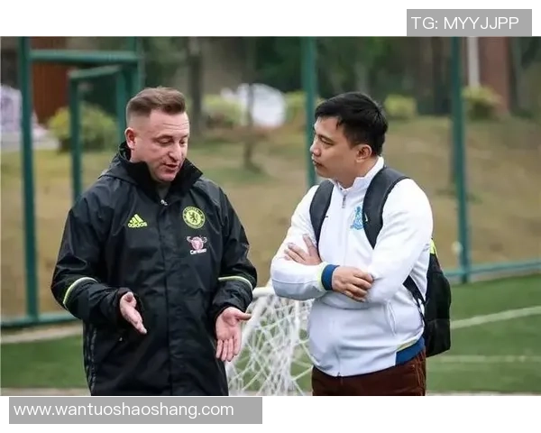 足球明星时尚休闲衬衫精选图片展示让你领略球场外的风采与魅力